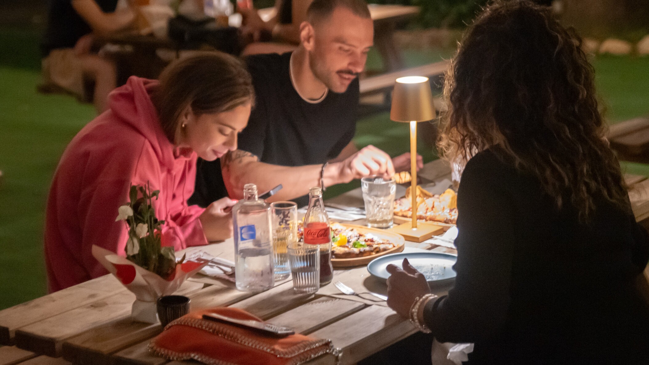 Tavolo all'aperto occupato da persone